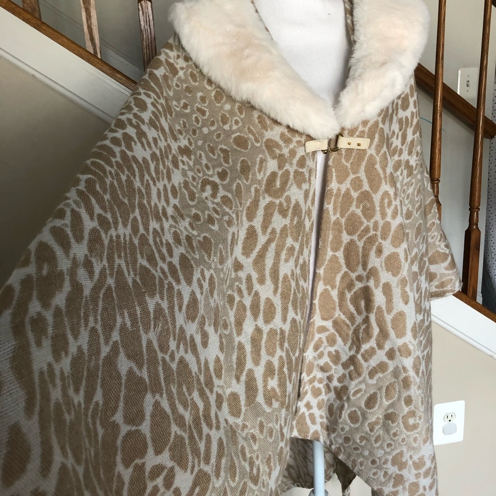 Poncho - Picture 3 of 8